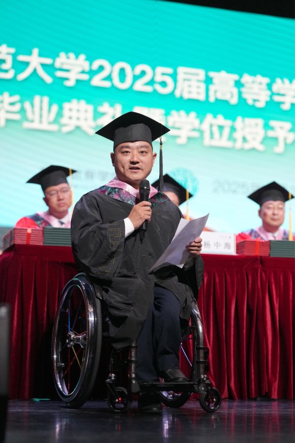 金牛配资 坐在轮椅上，他从流浪少年成长为上海市百姓学习之星